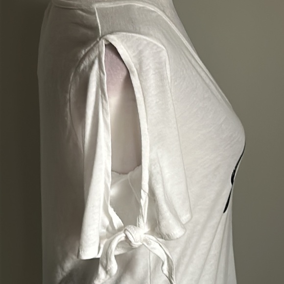 New GUESS Signature Logo White Split Tie Sleeve Cold Shoulder Tee Shirt - Picture 6 of 10